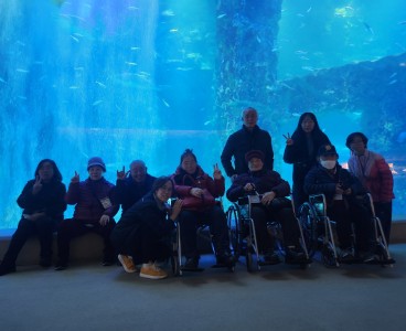 12.10재가장애인 나들이 단체사진 (1).jpg